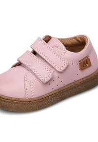 Scarpa in pelle rosa con due cinturini in Velcro, design perforato sui lati e suola in gomma marrone con dettagli testurizzati.