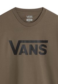 Braunes Baumwoll-T-Shirt mit einem großen schwarzen "VANS"-Logo auf der Brust. Klassische Passform mit Rundhalsausschnitt und kurzen Ärmeln.