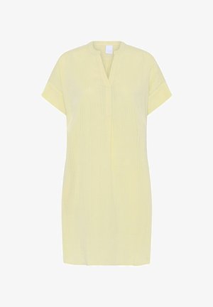 Geel knielang jurkje van textuurstof, met een V-hals en korte mouwen. Eenvoudig ontwerp zonder patronen of versieringen.