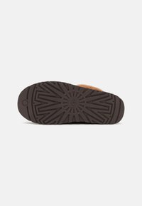 UGG FUNKETTE - Muiltjes met hak - burnt cedar