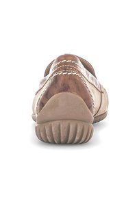 Brun læder slip-on sko med en tekstureret gummisål, der har kontrasterende syninger og et afrundet bagside design.