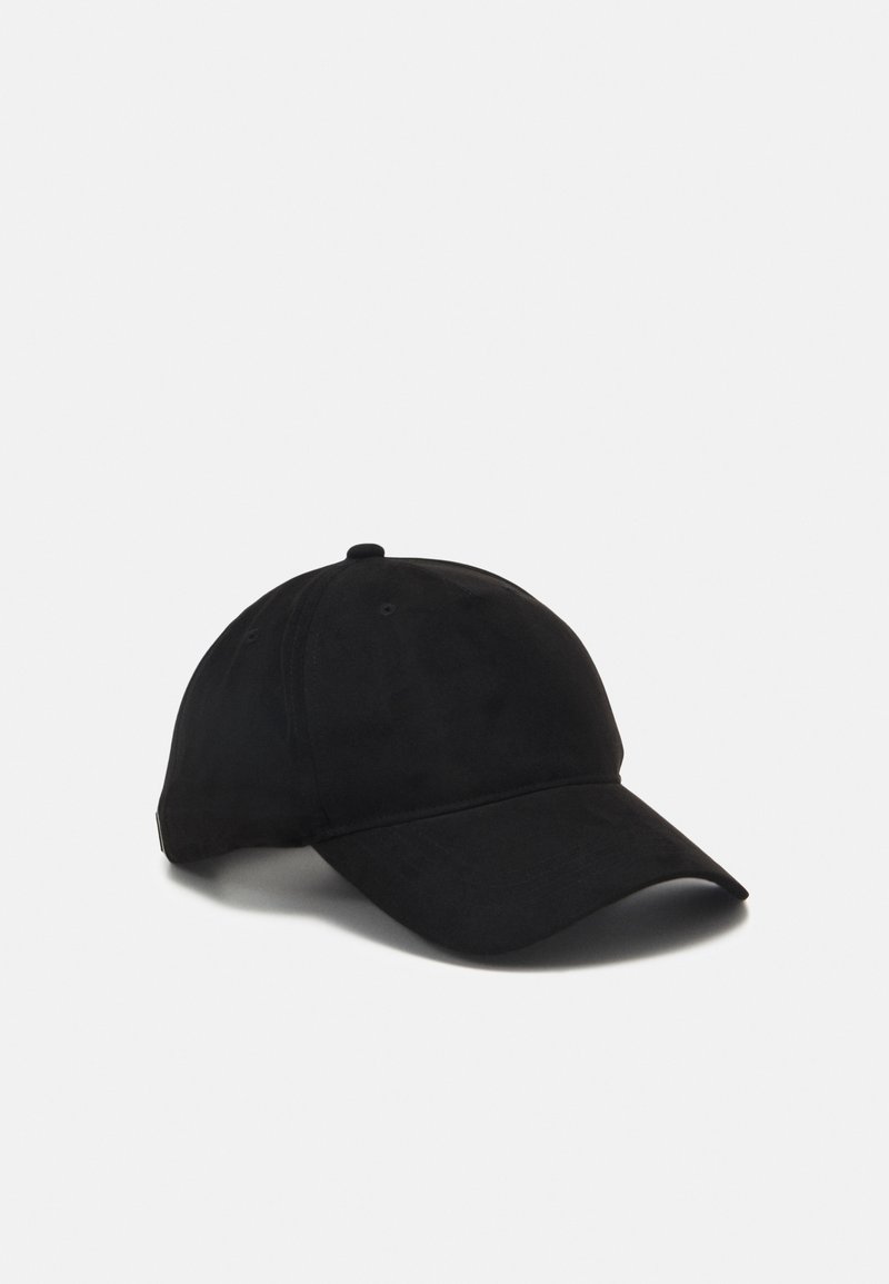Casquette de baseball noire unie avec une visière courbée sur fond blanc.