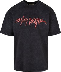 Svart oversized T-skjorte med en vaskekvalitet som har et bølget rødt grafisk logo på forsiden. Korte ermer, rund hals.