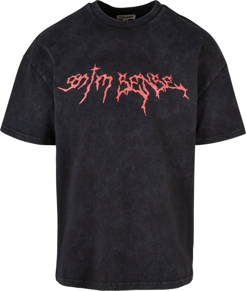 Svart oversized T-skjorte med en vaskekvalitet som har et bølget rødt grafisk logo på forsiden. Korte ermer, rund hals.