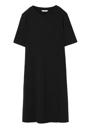 Robe noire à manches courtes en matériau doux, avec un col rond simple et un détail de couture incliné sur le devant.