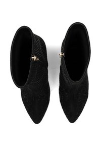 Bottes noires pour cheville à bout pointu, en tissu texturé, ornées de petits clous. Fermeture éclair latérale avec un accent métallique.