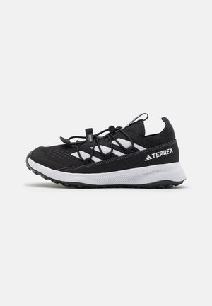 adidas Terrex VOYAGER 21 HEAT TRAVEL UNISEX - Zapatillas de trail running - core black/footwear white/grey five