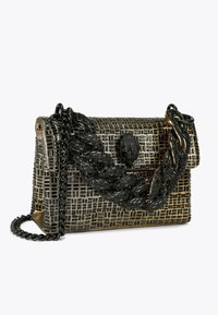 Borsa rettangolare nera e oro con texture, dotata di una robusta tracolla nera a catena e una chiusura decorativa nera a forma di testa di animale.
