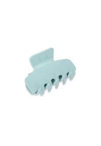 Una clip per capelli di plastica blu chiaro con una finitura liscia, dotata di sei artigli per una presa sicura e una parte superiore arrotondata per una versatile opzione di styling.