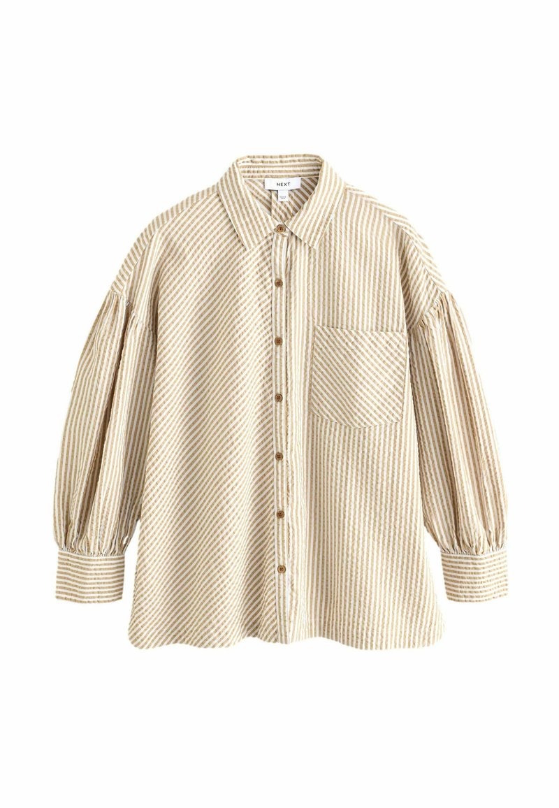 Gestreepte button-up shirt in crème en bruin, met een kraag, puffed sleeves en een borstzak. De stof lijkt licht en zacht.