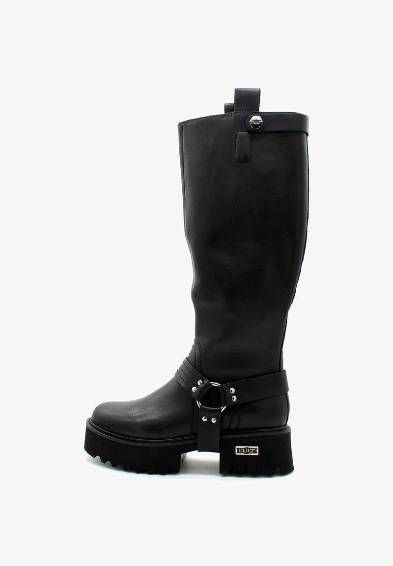 Czarne, do kolan, skórzane kozaki o gładkiej fakturze, z szeroką cholewką, grubą podeszwą, dekoracyjnym paskiem z srebrną klamrą oraz akcentem z logo.