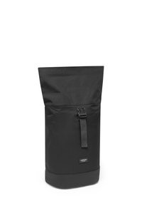 Fekete, felgombolható hátizsák csattal és "Larkson Hamburg" felirattal elöl, fehér háttér előtt, függőleges helyzetben.