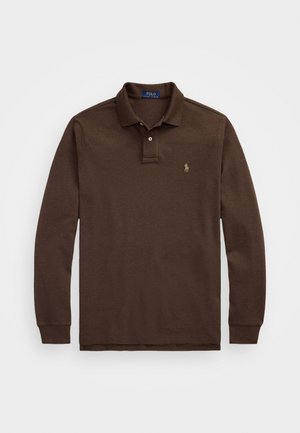Brun långärmad pikétröja i bomull, med klassisk krage, tvåknäppning och en liten broderad logotyp på bröstet.