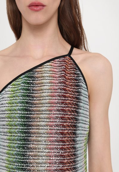 Metalliline halter-top, mis sisaldab rohelise, punase ja hõbedase värvi gradienti, tekstuurse ja sädeleva viimistluse ning musta äärisega.