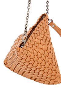 Woven leather handbag w kolorze brzoskwiniowym o trójkątnym kształcie, z suwakiem i srebrnym łańcuszkiem do noszenia. Teksturowana powierzchnia z detalowym przeszyciem.