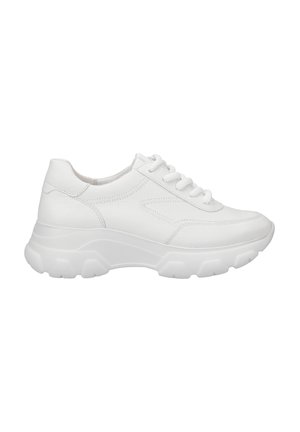 Sneaker bianco con tomaia in pelle texturizzata, punta tonda, design con lacci e suola in gomma spessa con un evidente motivo di battistrada.