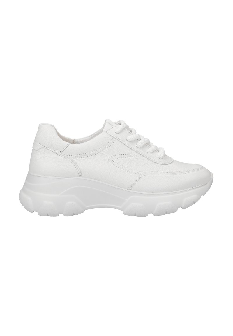 Sneaker bianco con tomaia in pelle texturizzata, punta tonda, design con lacci e suola in gomma spessa con un evidente motivo di battistrada.
