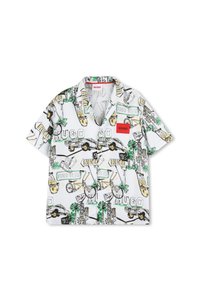 Korte mouwen, geknoopte shirt met een witte achtergrond en meerkleurige graphics, waaronder auto's, fietsen en palm bomen. Rode label met de tekst "HUGO."