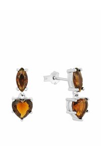 Orecchini a goccia in pietra preziosa marrone con design a forma di cuore e taglio marquise, montati in metallo tono argento con impostazioni a quattro griffe.