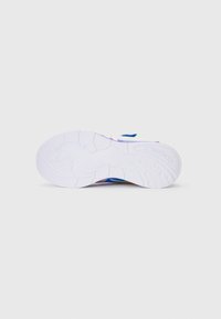 Semelle de sneaker en caoutchouc blanc avec une texture antidérapante, présentant des accents colorés et un logo. Surface lisse avec un design de semelle à motifs.