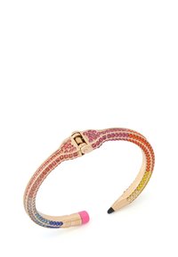 Pulsera de tono dorado adornada con gemas de colores que van del rosa al naranja, con una punta de lápiz en un extremo.