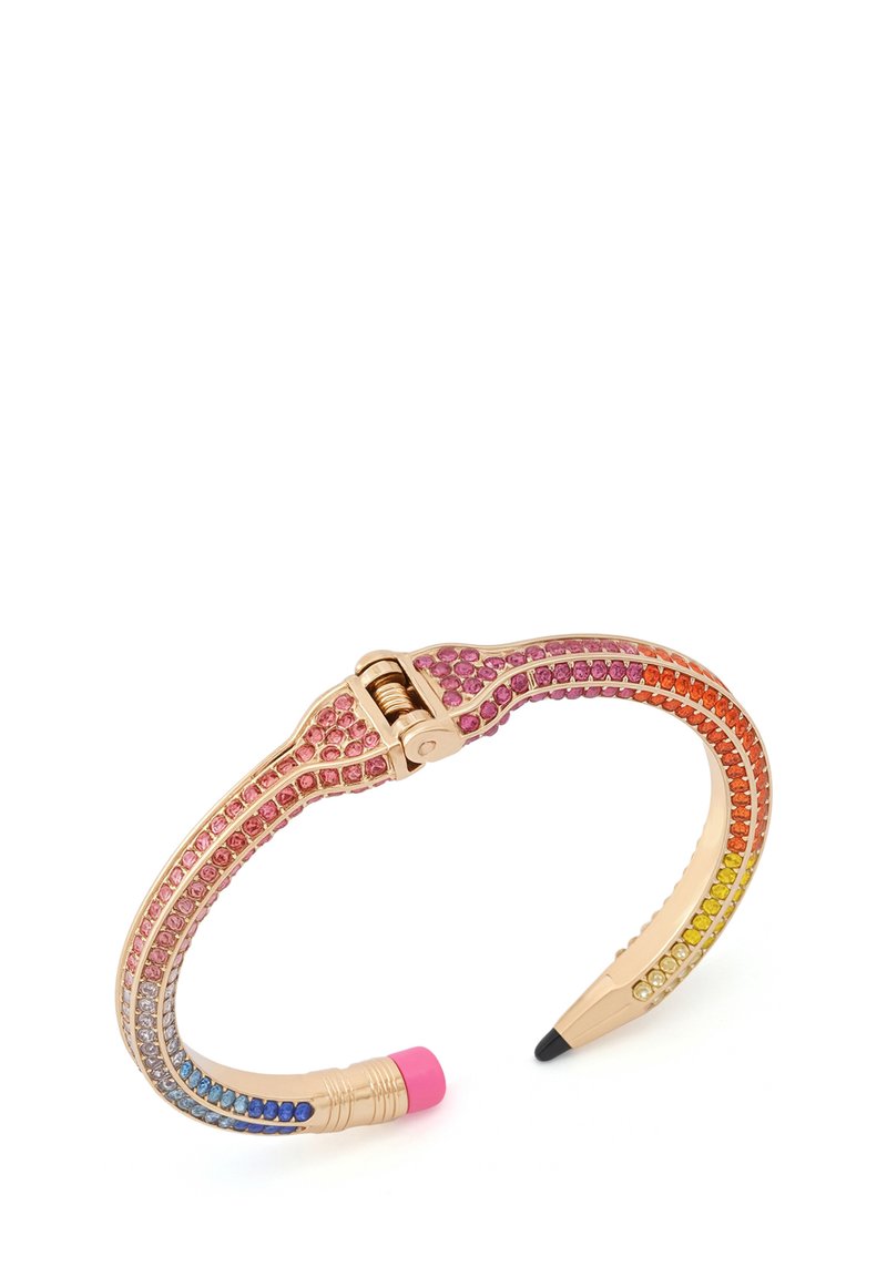 Pulsera de tono dorado adornada con gemas de colores que van del rosa al naranja, con una punta de lápiz en un extremo.