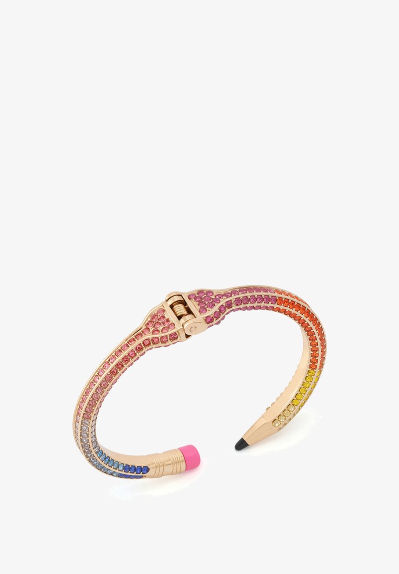 Guldtonat armband prytt med flerfärgade rhinestones som övergår från rosa till orange, med en blyertsspets i ena änden.