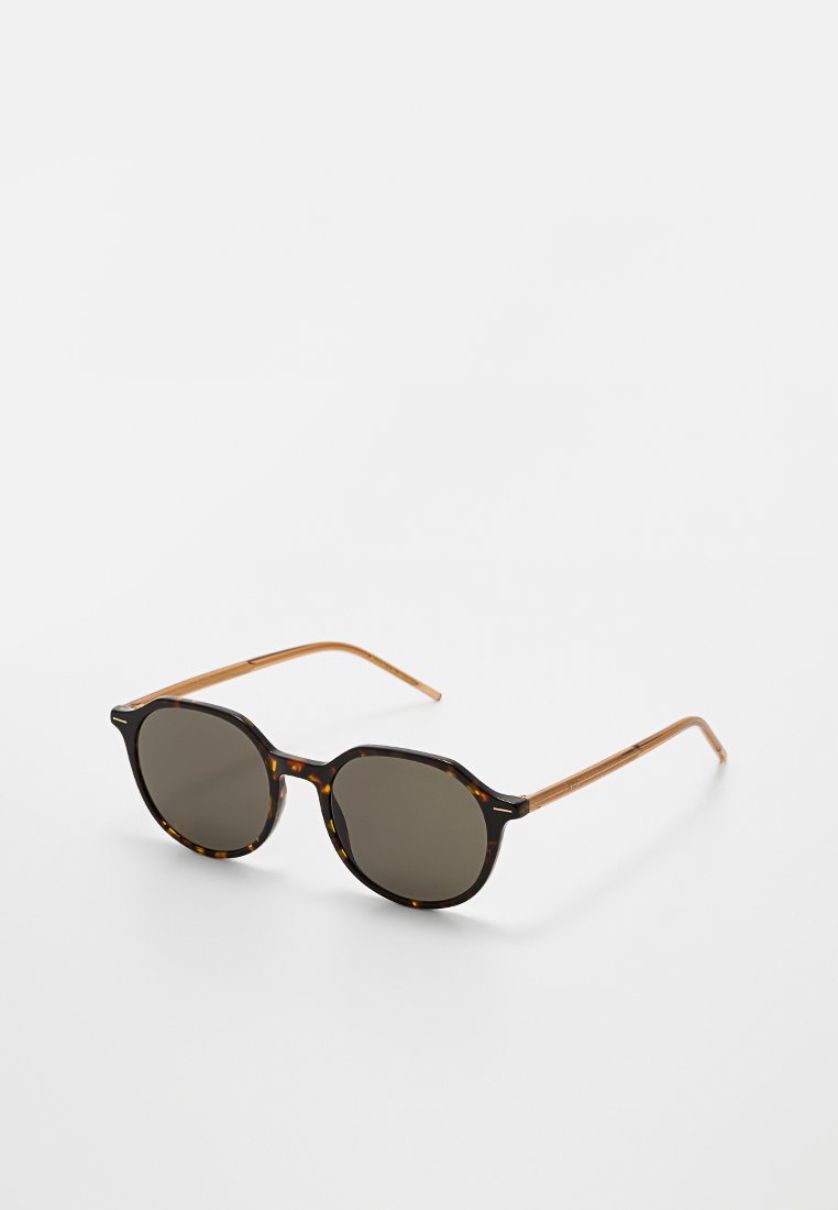 Lunettes de soleil rondes avec une monture écaille de tortue, des verres verts et des branches texturées marron. Design léger adapté à la protection solaire.