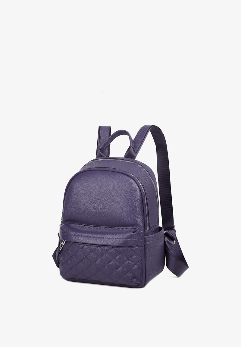 Lynlilla læder rygsæk med quiltet tekstur, dobbelt lynlåslukning, justerbare stropper og en frontlogo detalje. Kompakt og struktureret design.