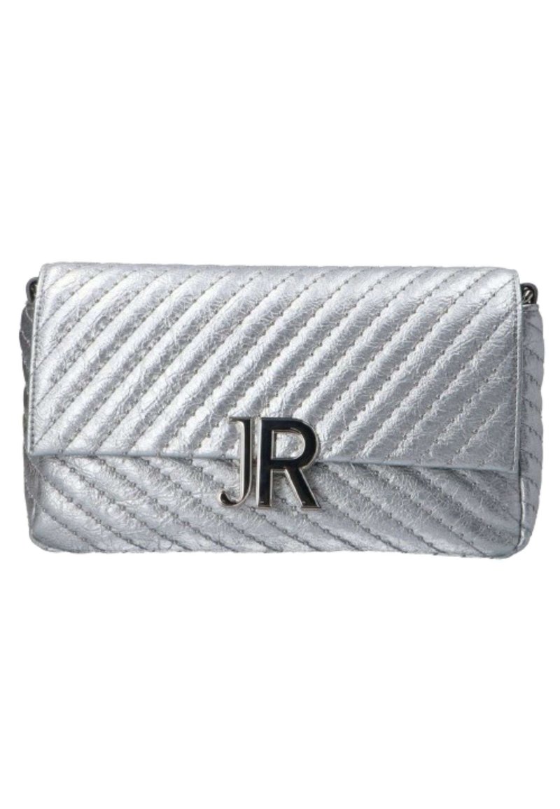 Borsa a tracolla argento trapuntata con cuciture diagonali, caratterizzata da un logo metallico "JR" prominente sul fronte. Forma rettangolare compatta, superficie texture.
