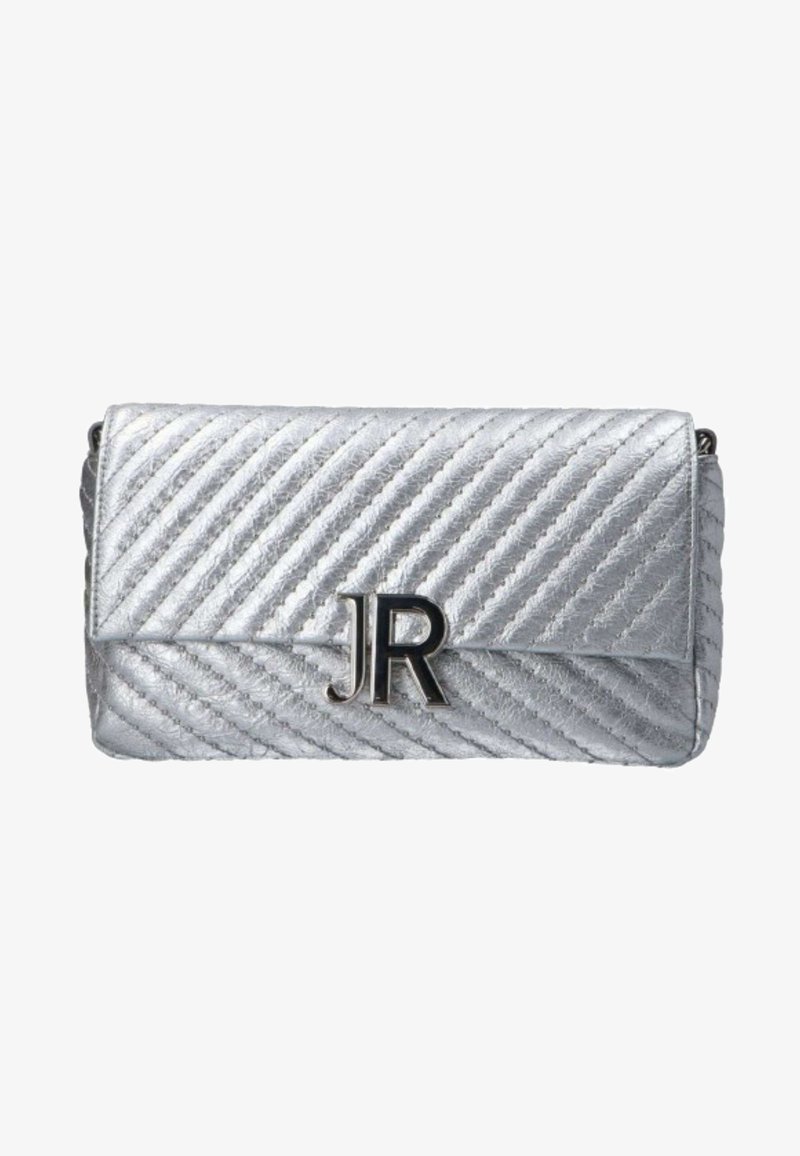 Borsa a tracolla argento trapuntata con cuciture diagonali, caratterizzata da un logo metallico "JR" prominente sul fronte. Forma rettangolare compatta, superficie texture.