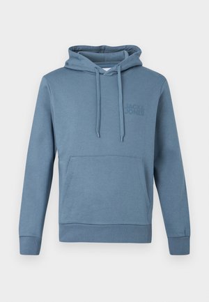 Blå pullover-hoodie med front-kængurulomme, snore, ribstrikkede manchetter og kant samt diskret "Jack & Jones"-logo på brystet.