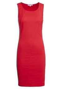 Robe rouge sans manches en tissu extensible, avec un design ajusté, une texture lisse et des détails de couture diagonale.
