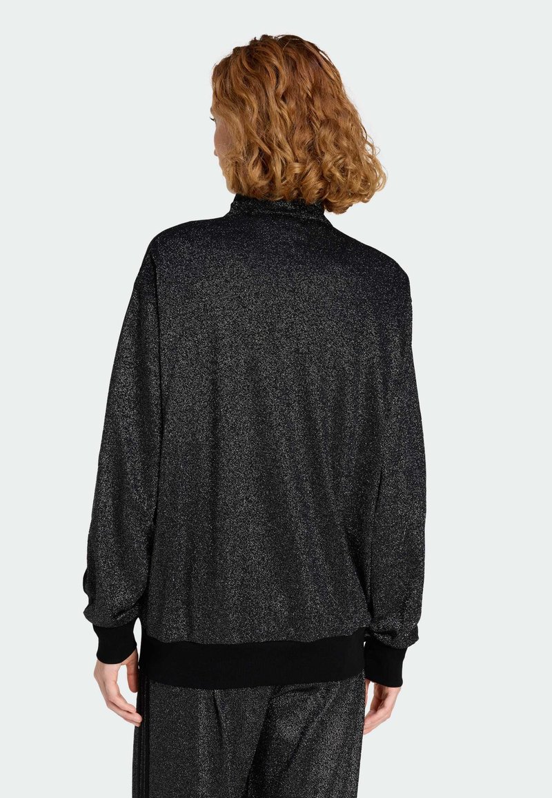 Zwarte glinsterende zip-up jas met een hoge kraag, lange mouwen en ribbelmanchetten en -zoom. Zachte textuur en ontspannen pasvorm.