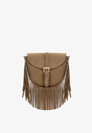 Bruine suède crossbodytas met voorflap, gouden gesp en lange franjes langs de zijkanten en onderkant.