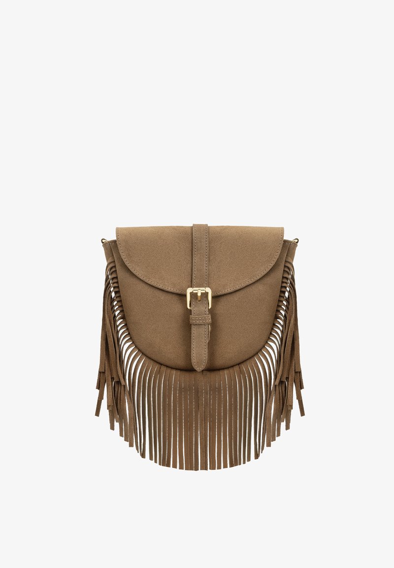 Sac bandoulière en daim marron avec rabat avant, boucle dorée et longues franges le long des côtés et du bas.