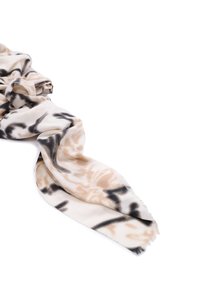 Sciarpa morbida e leggera di colore crema con motivi astratti neri e beige. I bordi sono sfrangiati per un effetto testurizzato.
