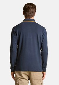 Polo a maniche lunghe navy con dettagli gialli sul colletto, realizzato in cotone. Presenta una vestibilità classica e dettagli cuciti sul retro.