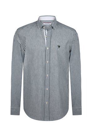 Camisa de manga larga con botones en rayas verticales grises y blancas, con un collar puntiagudo y un pequeño logo bordado en el pecho.
