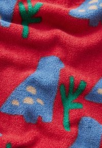 Helles rotes Fleecegewebe mit blauen Formen, die Tieren ähneln, und grünen Pflanzenmotiven. Weiche Textur mit einem gemütlichen Aussehen.