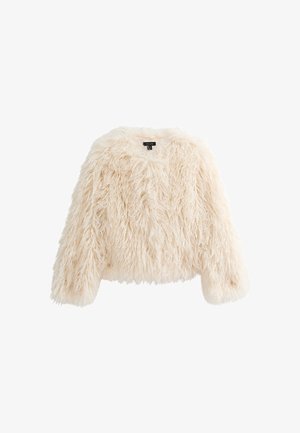 Chaqueta de piel sintética en un beige cremoso. Corte cuadrado con hombros caídos. Textura suave y de pelo largo, con un cuello redondo. Sin cierres visibles.