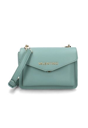 Borsa in pelle verde menta con logo dorato, chiusura a pattina e tracolla removibile; presenta bordi cuciti e una texture liscia.