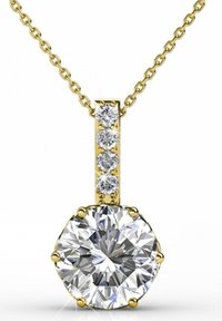Collana con pendente in oro che presenta un grande gemstone trasparente rotondo, con una barra verticale impostata con pietre trasparenti più piccole sopra di essa. Catena inclusa.