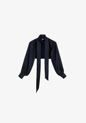 Blusa corta de color azul marino con mangas largas en estilo globo, un cuello alto y dos lazos largos que se extienden desde la parte frontal. Textura suave de satén.