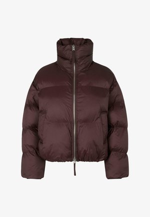 Burgundi színű pufi dzseki magas gallérral, cipzáras záródással és rugalmas aljjal. Simább textúrával és párnázott kialakítással rendelkezik a szigetelés érdekében.