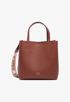 Borsa tote in pelle marrone con due manici, tracolla in tessuto con marchio e scritta "BIMBA Y LOLA" in oro sulla parte anteriore.