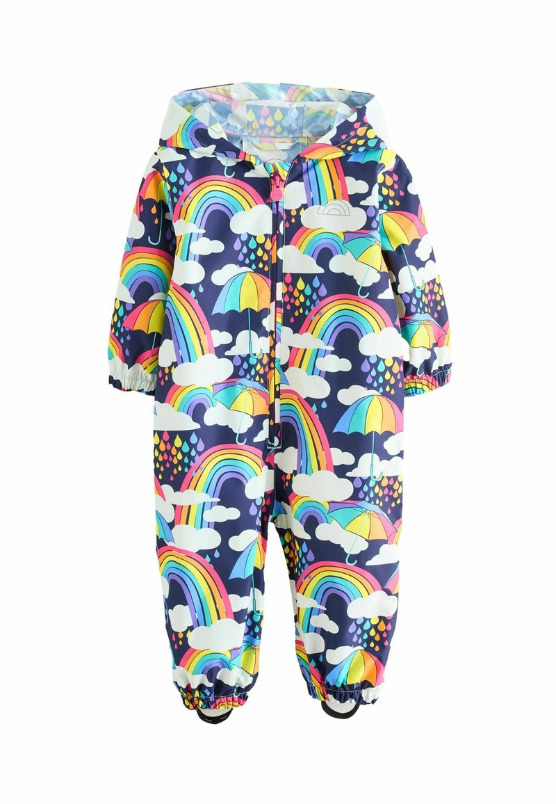 Combinaison de pluie colorée et imperméable avec un fond bleu marine orné de arcs-en-ciel vibrants, de nuages et de parapluies dans des teintes pastel. Manches avec des poignets élastiques.