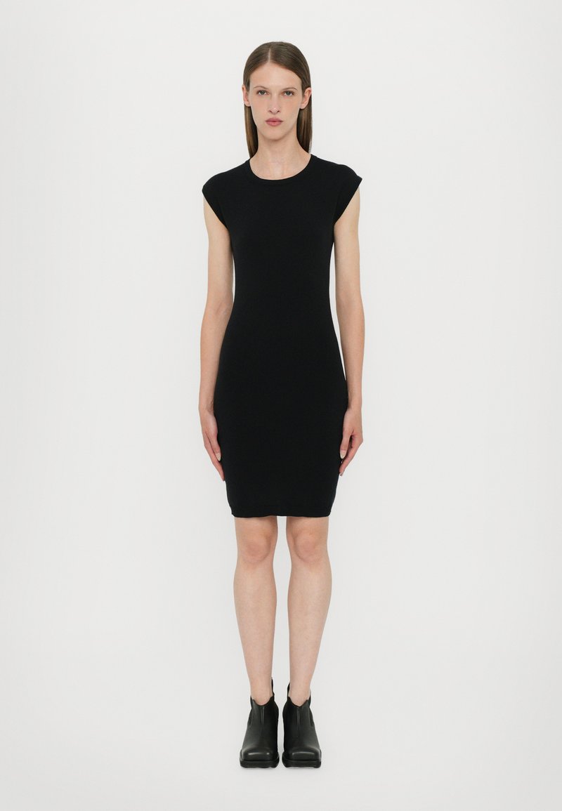 Rochie neagră, ajustată, fără mâneci, cu guler rotund, cu tiv până la genunchi și textură netedă. Purtați cu cizme negre până la glezne.