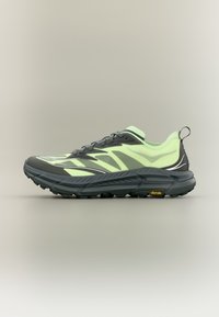 Trailrunningschuh in Schwarz und Neon-Grün. Verfügt über ein strukturiertes Obermaterial, ein Schnürsystem und eine gepolsterte Sohle mit Vibram-Logo und grobem Profil.