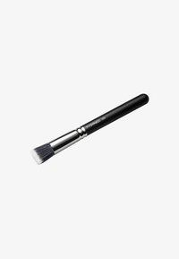 Makeupbørste med tapered form, svart håndtak og sølvferrule. Børstene er tette, med en gradient fra svart til hvit.